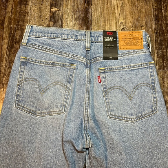 Levi’s Wedgie Straight High Rise Ripped Denim Jean Women’s Size 26 NWT - Picture 7 of 7